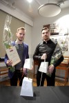 Jaakko Siltanen ja Matti Sandberg palkittiin 5000 eurolla Taitos-valaisimesta. Kuva: Vilja Tamminen