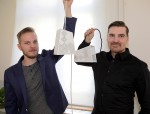 Jaakko Siltanen, Matti Sandberg ja voittajatyö, Taitos-valaisin. Kuva: Vilja Tamminen