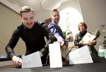Jaakko Siltanen ja Matti Sandberg palkittiin parhaasta työstä, Heli Valajan työ sijoittui kolmanneksi. Kuva: Vilja Tamminen