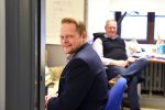 Juha Reinikainen ja Ilkka Peltoniemi tekevät muun muassa Reska-fi-julkaisua Wetterhoffin talon kolmannessa kerroksessa.