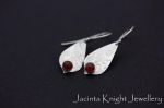 Jacinta Knight Jewellery myy käsintehtyjä hopeakoruja.